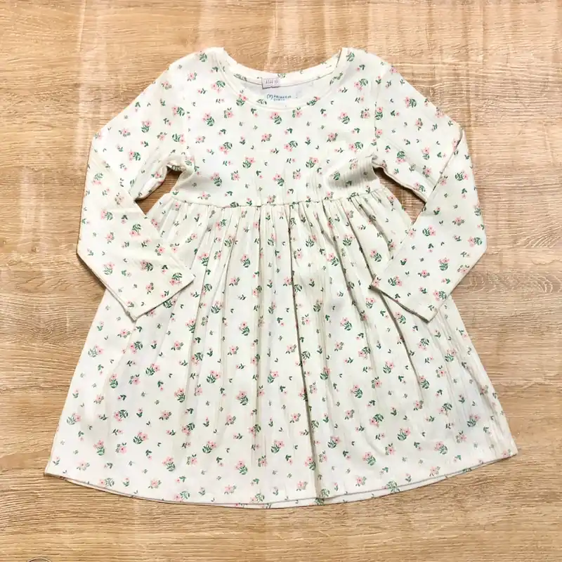 Vestido de mangas largas con flores