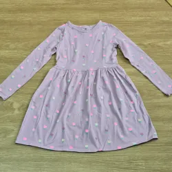 Vestido de mangas largas morado de flores.