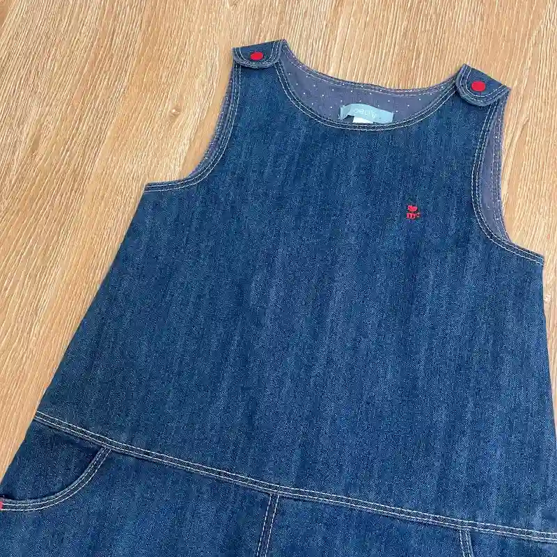 Vestido de mezclilla con botones rojos