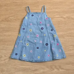 Vestido de Mezclilla con flores bordadas de colores