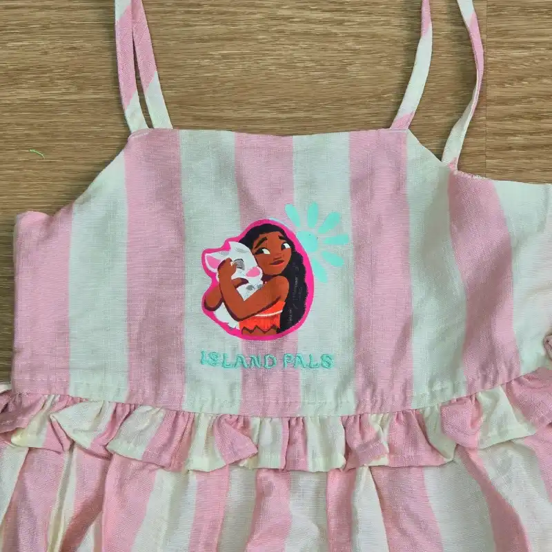 Vestido de Moana con franjas rosadas