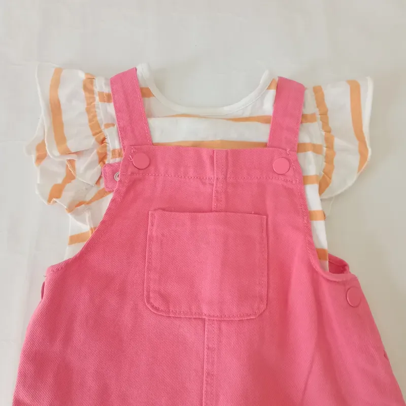 Vestido de rayas naranjas y blancas con overol rosado
