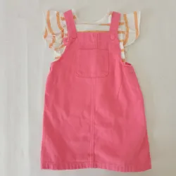 Vestido de rayas naranjas y blancas con overol rosado