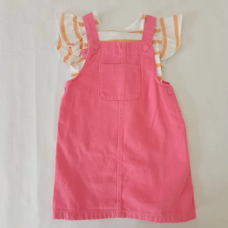 Vestido de rayas naranjas y blancas con overol rosado