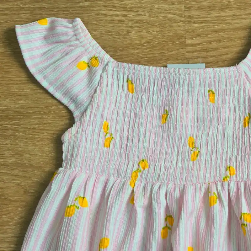Vestido de rayas rosadas con limones