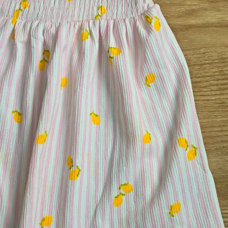 Vestido de rayas rosadas con limones