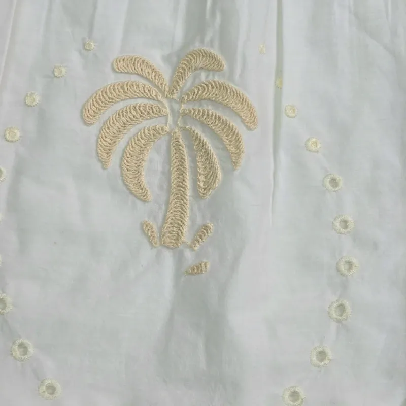 Vestido de Tirantes blanco con palmas bordadas.