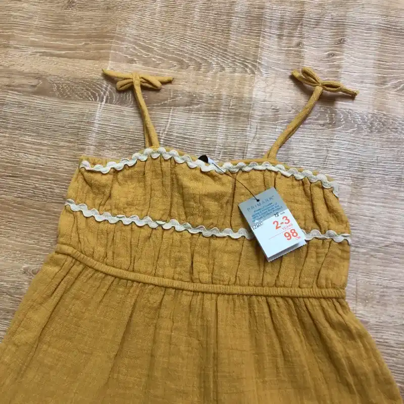 Vestido de tirantes color amarillo