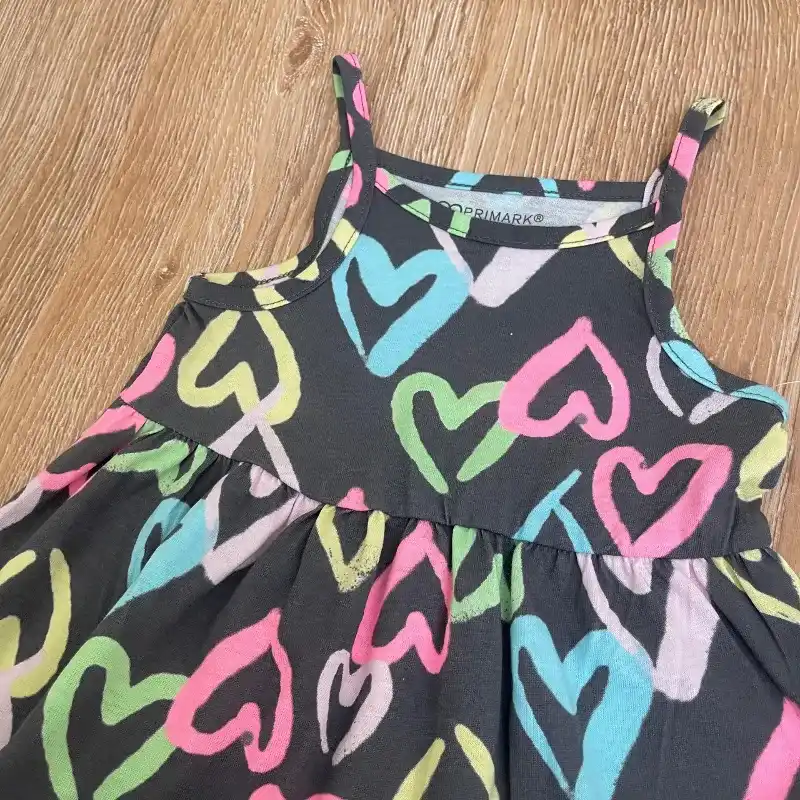 Vestido de tirantes con corazones 