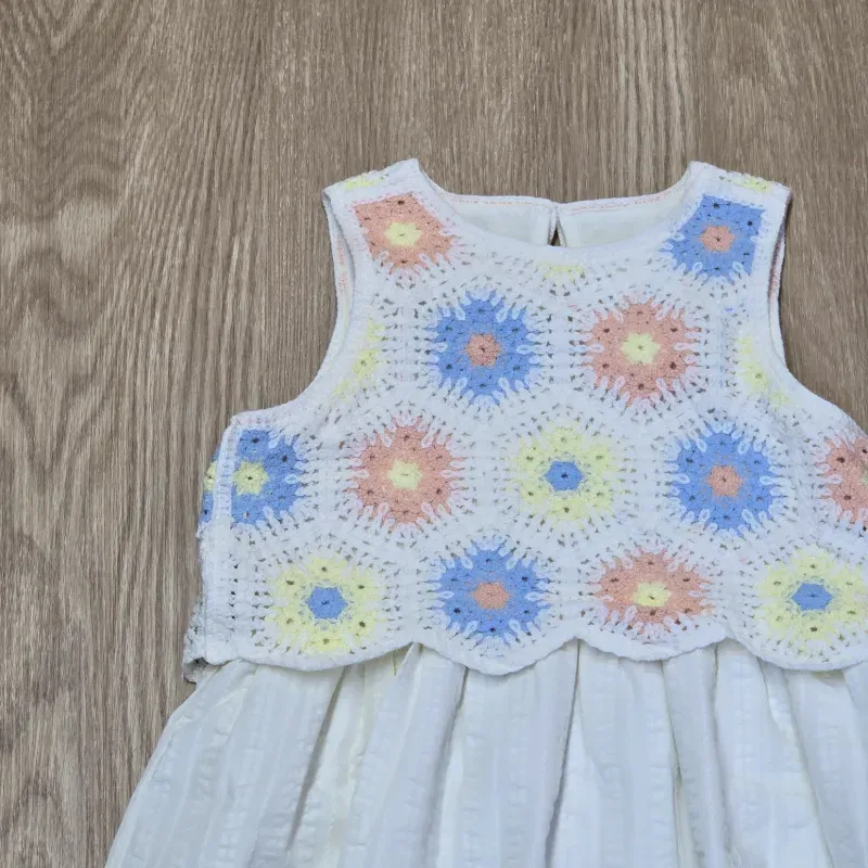 Vestido elegante con detalles de flor delantero