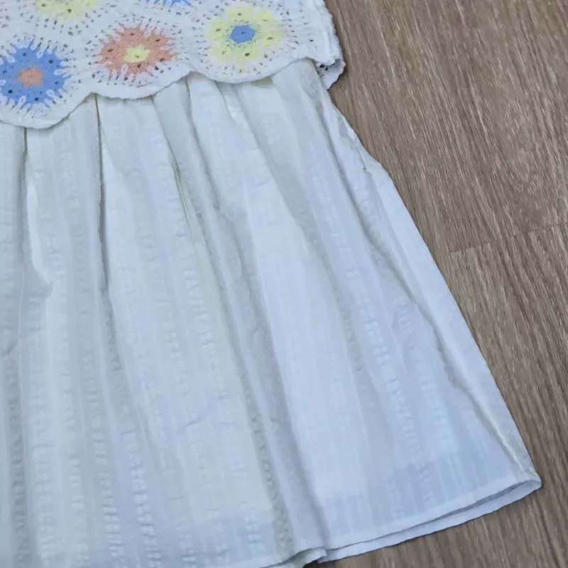 Vestido elegante con detalles de flor delantero