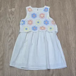 Vestido elegante con detalles de flor delantero