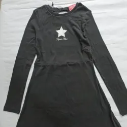 Vestido gris oscuro con estrella 