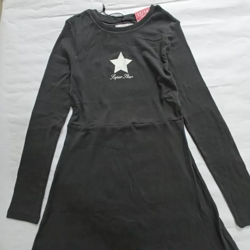 Vestido gris oscuro con estrella 