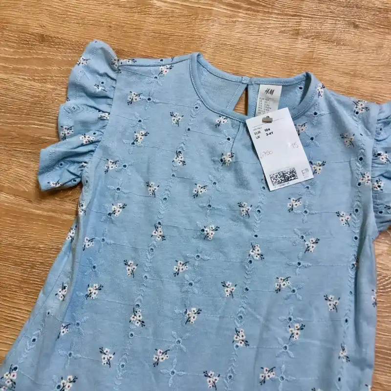 Vestido H&M color azul con flores 