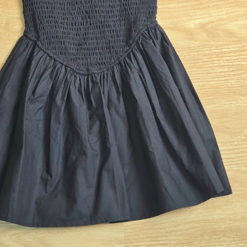 Vestido negro fruncido