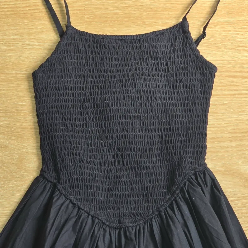 Vestido negro fruncido