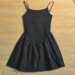 Vestido negro fruncido