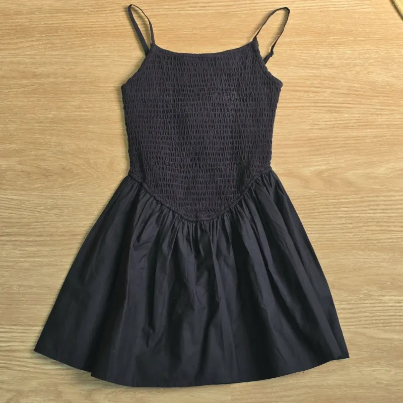 Vestido negro fruncido