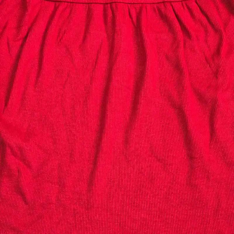 Vestido rojo de mangas largas con vuelos.
