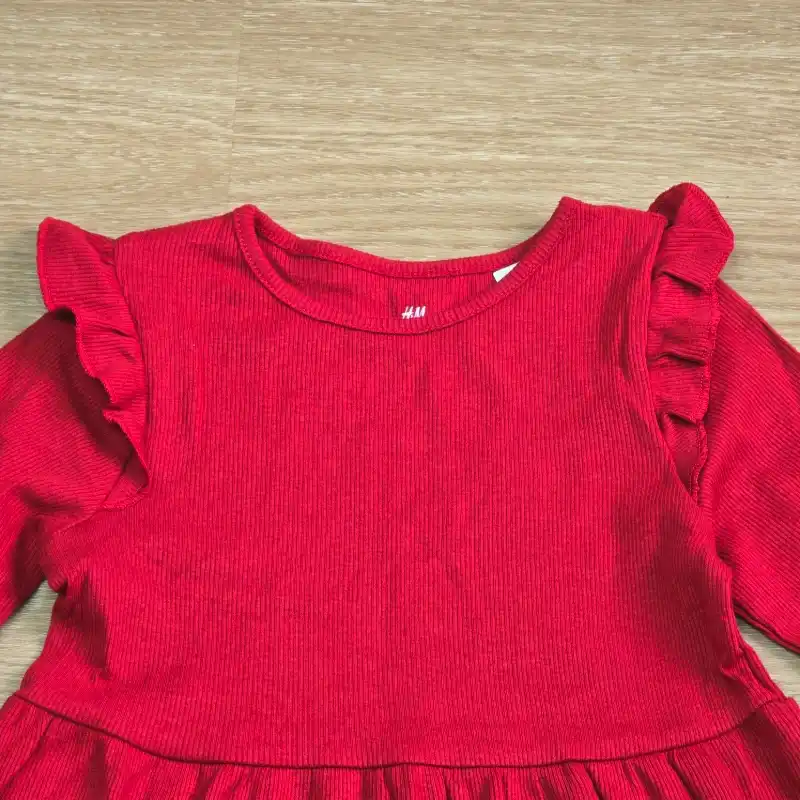Vestido rojo de mangas largas con vuelos.