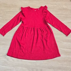 Vestido rojo de mangas largas con vuelos.