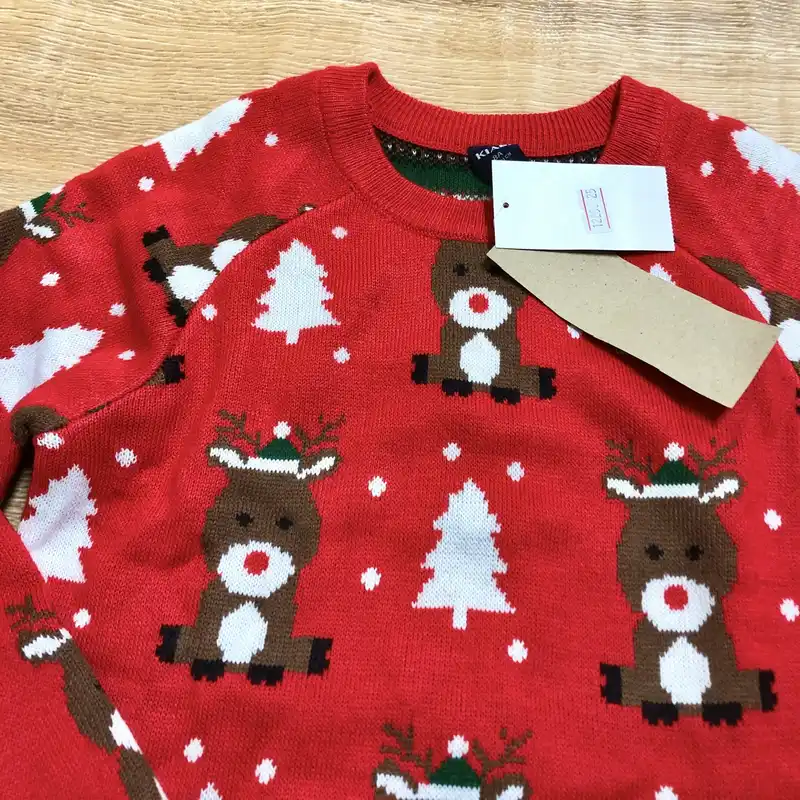 Vestido rojo y tejido con renos navideños