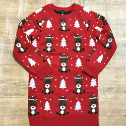 Vestido rojo y tejido con renos navideños