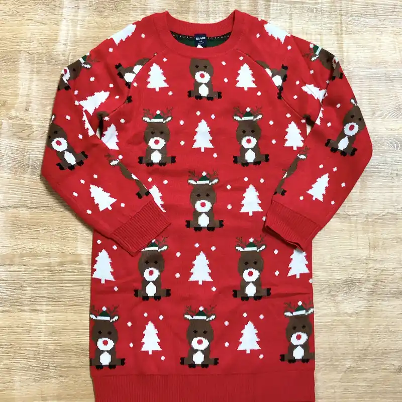 Vestido rojo y tejido con renos navideños
