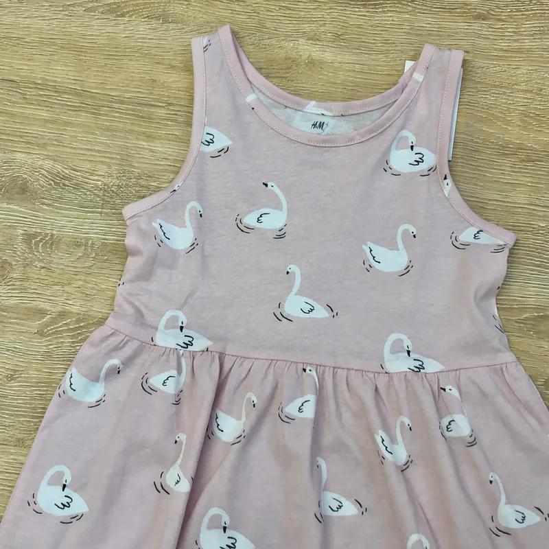 Vestido rosado con cisnes