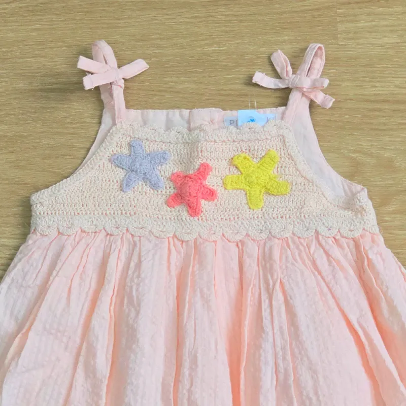 Vestido rosado con estrellas de mar