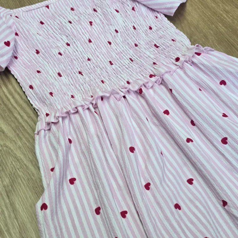 Vestido rosado de rayas con corazones