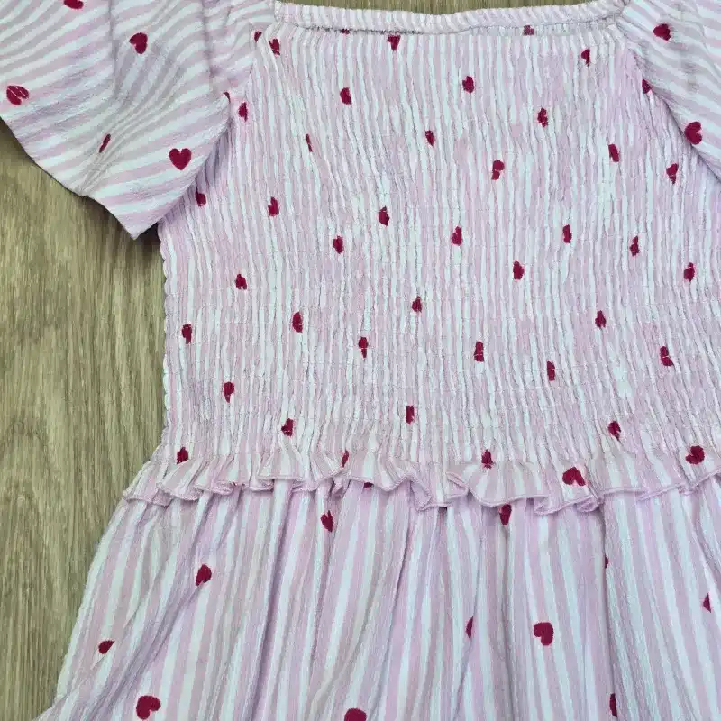 Vestido rosado de rayas con corazones