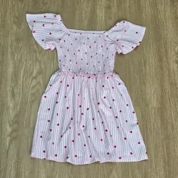 Vestido rosado de rayas con corazones