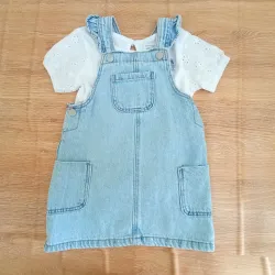 Vestido tipo overol con blusa blanca