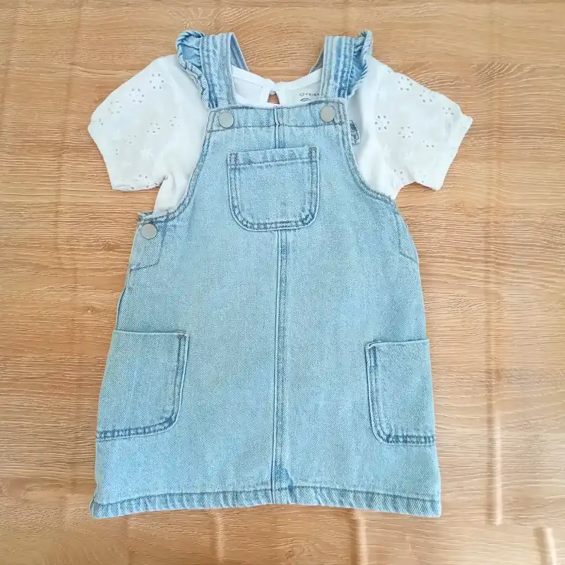 Vestido tipo overol con blusa blanca