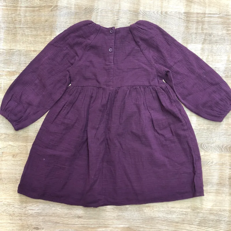 Vestido violeta de mangas largas con lazo