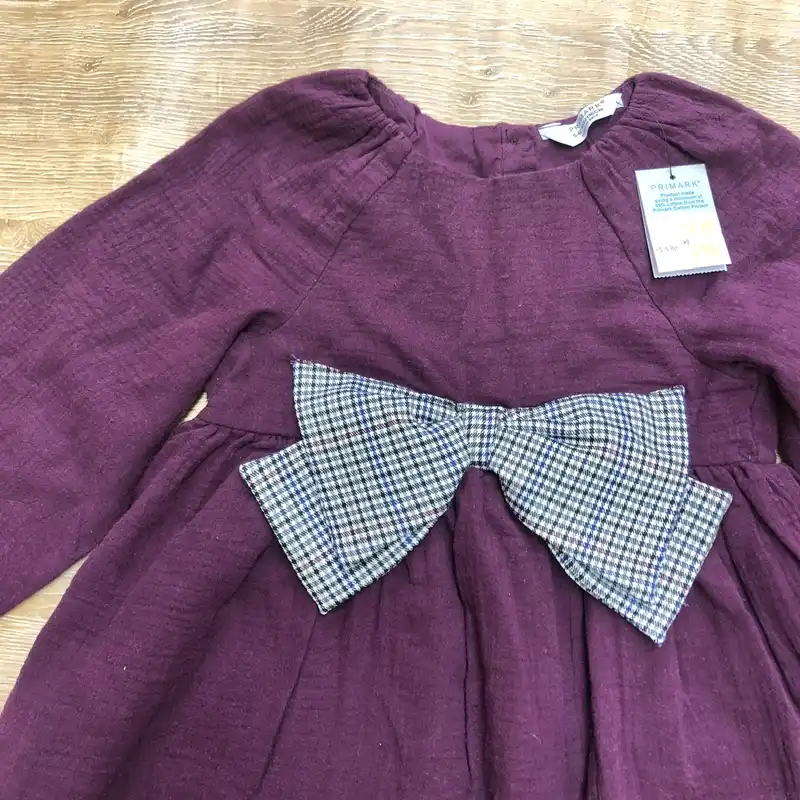 Vestido violeta de mangas largas con lazo