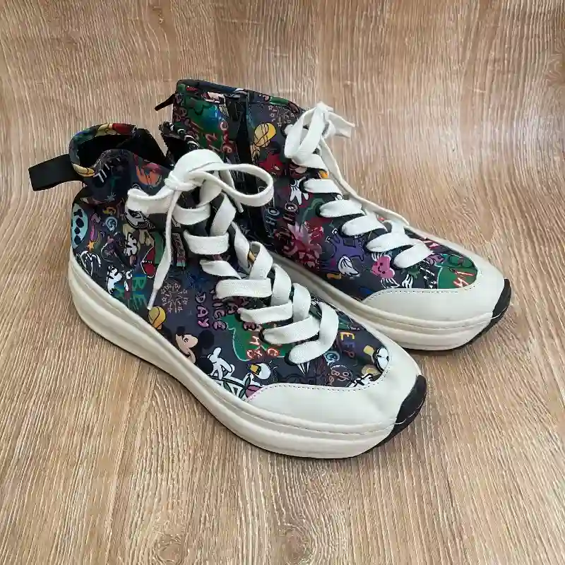Zapatos altos con dibujos