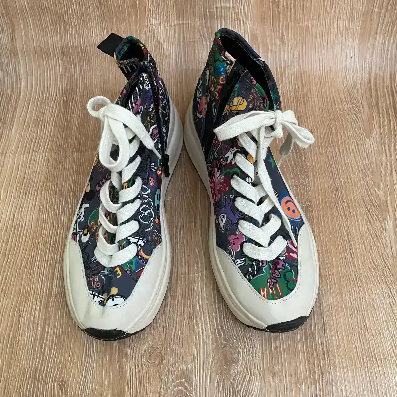Zapatos altos con dibujos