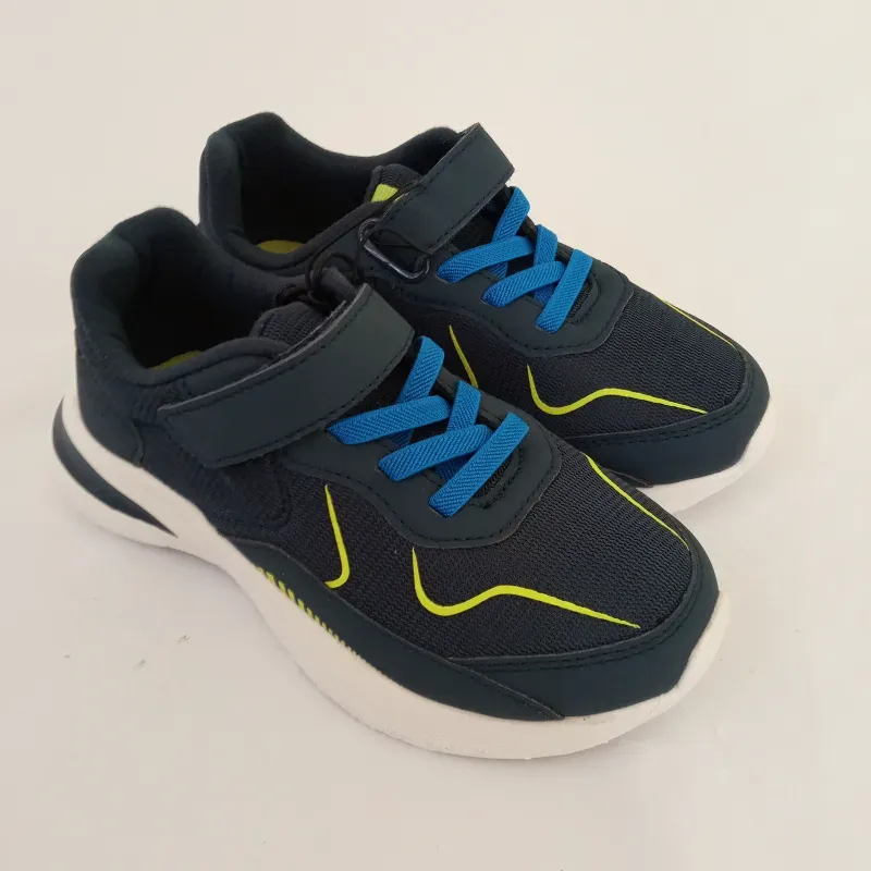 Zapatos azul oscuro con líneas verdes 