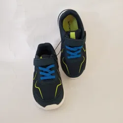Zapatos azul oscuro con líneas verdes 