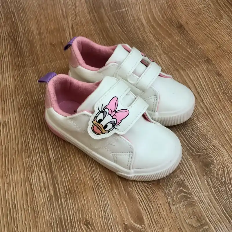 Zapatos blancos con Minnie y Daysi 