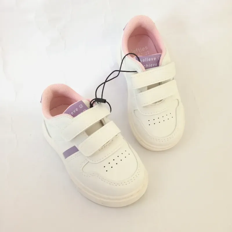 Zapatos blancos de Lefties 