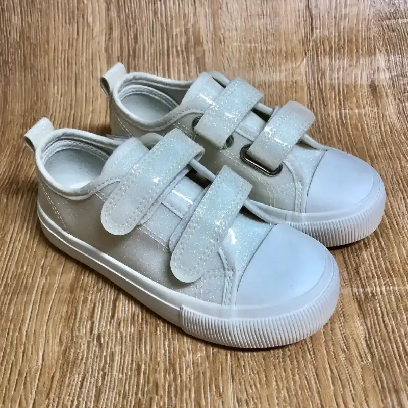 Zapatos color blanco con brillos