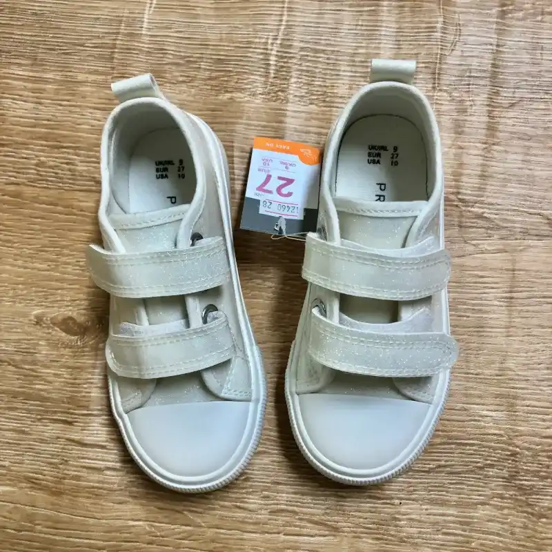 Zapatos color blanco con brillos