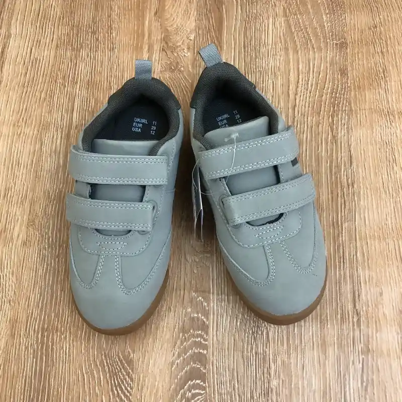 Zapatos color gris con suela marrón