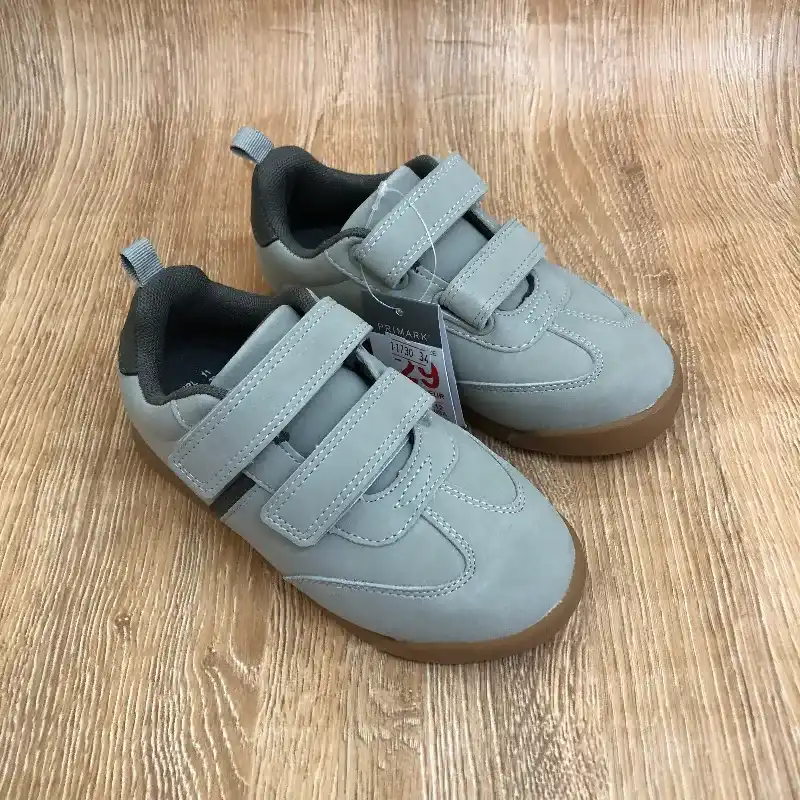 Zapatos color gris con suela marrón