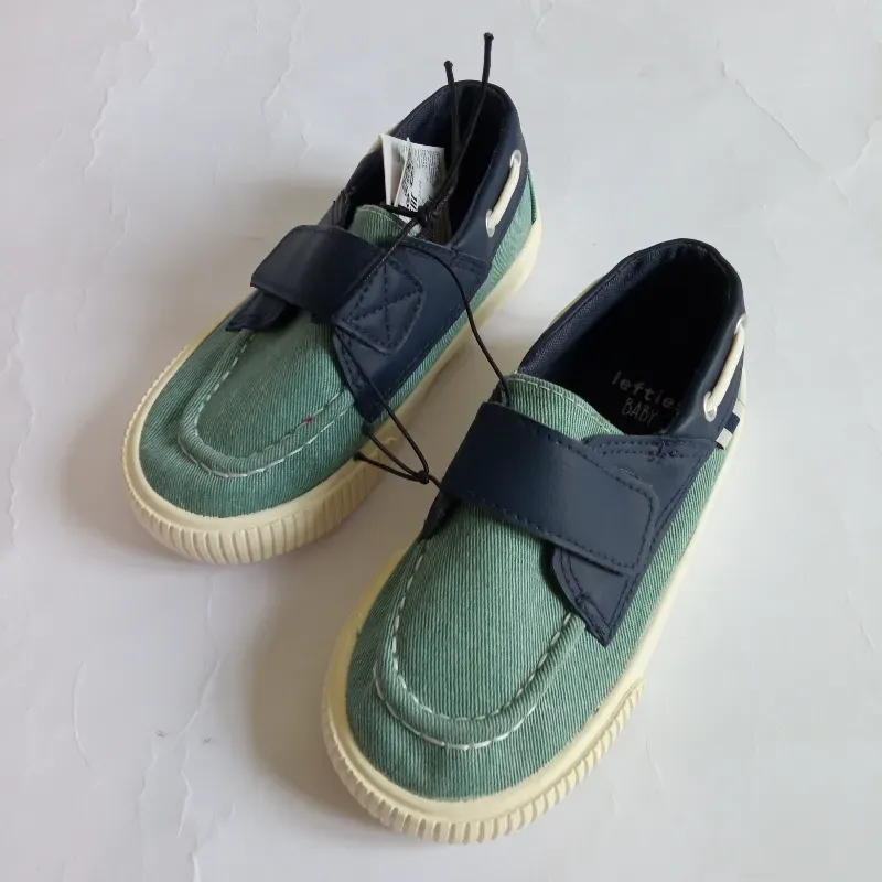 Zapatos color verde y azul