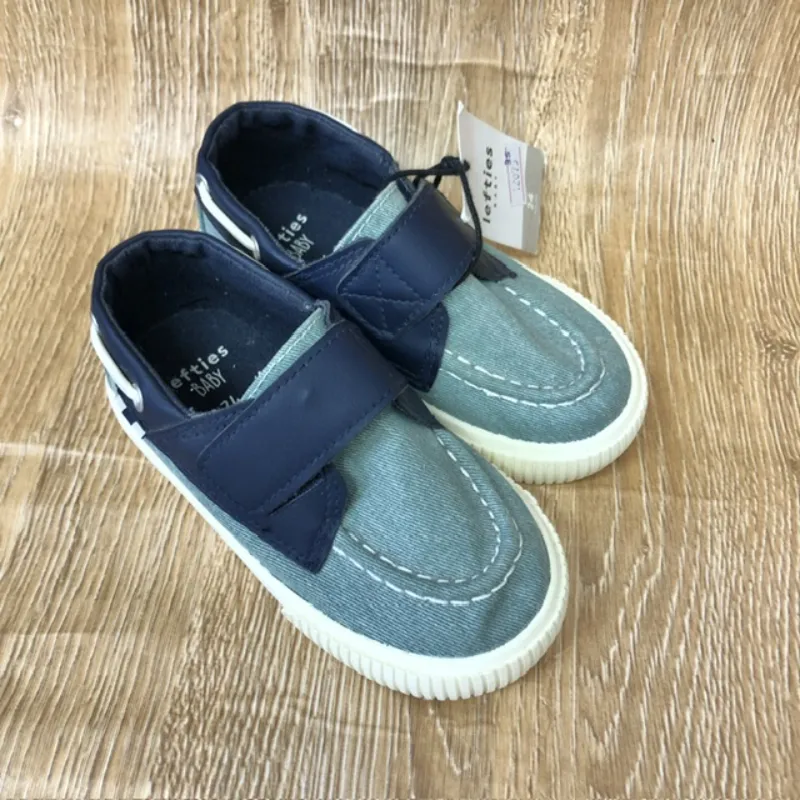 Zapatos color verde y azul